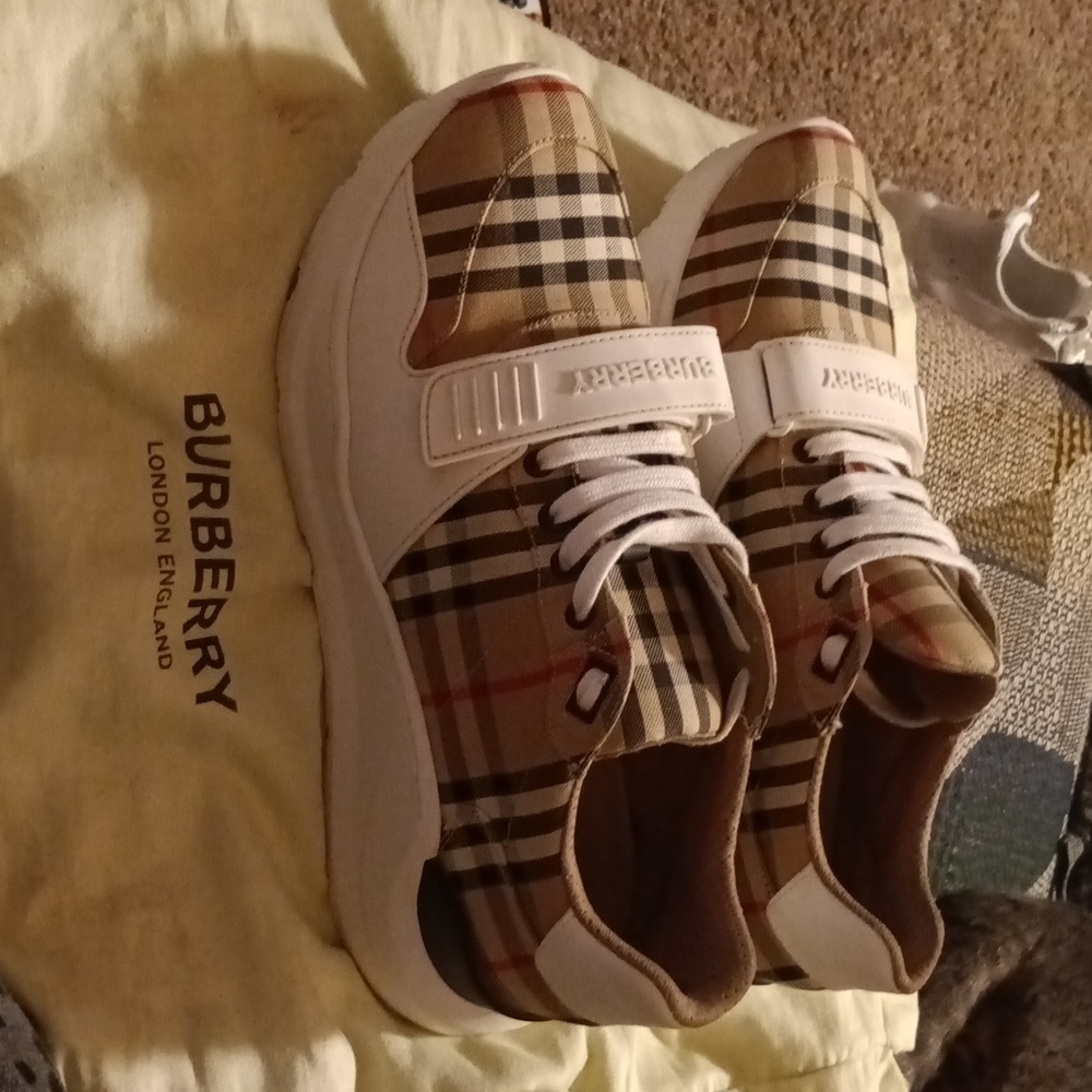 Men's Burberry shoes - Picture 3 of 4